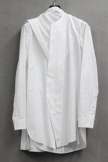 【30%OFF】JULIUS ノーカラーシャツ(ストール付き) WHITE
