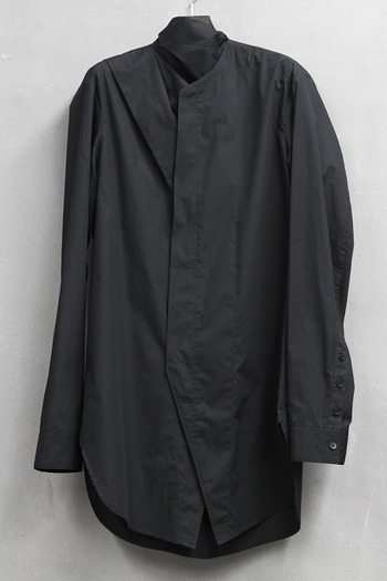 【30%OFF】JULIUS ノーカラーシャツ(ストール付き) BLACK
